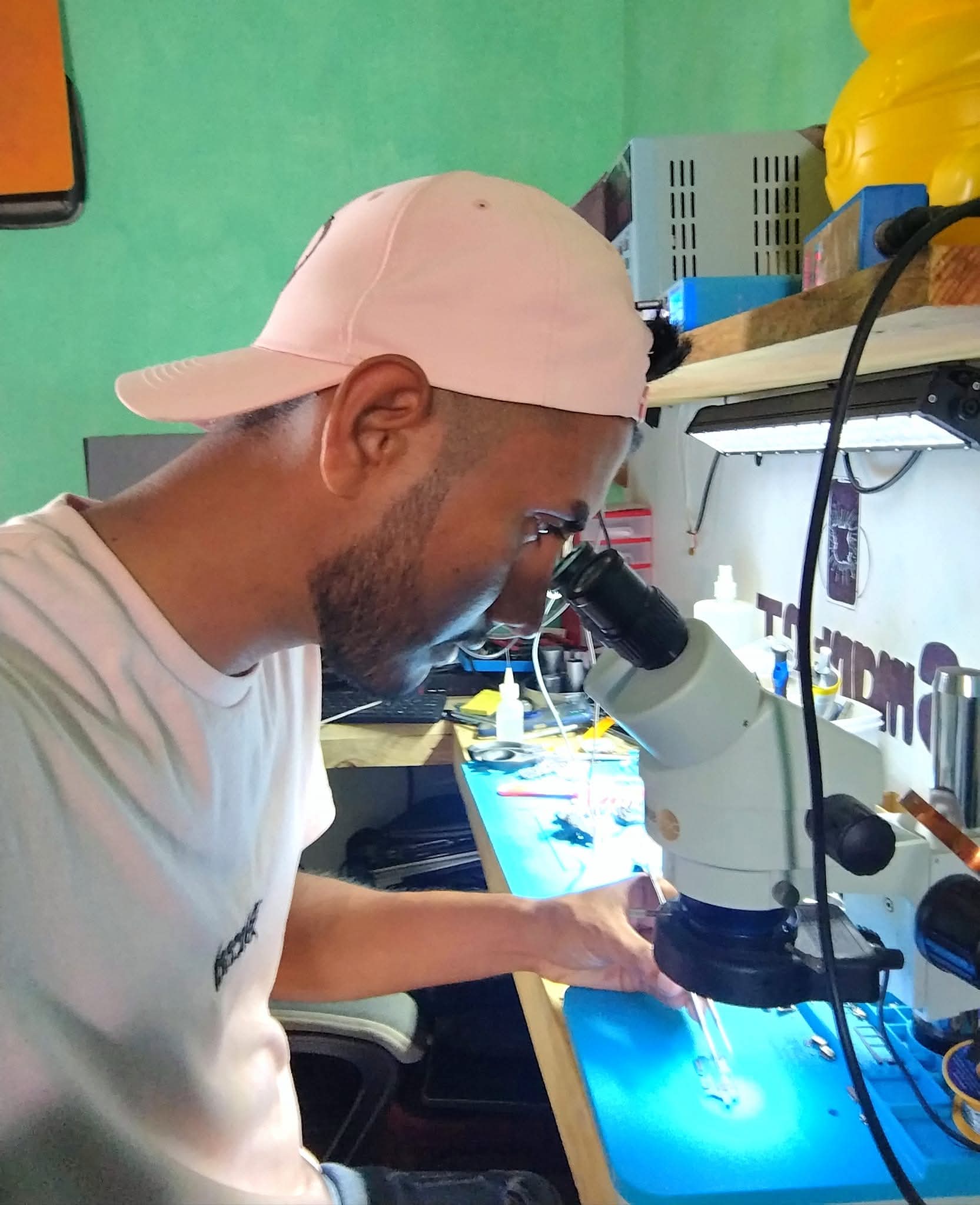 Técnico Smart GT reparando celular en El Paredón Sipacate